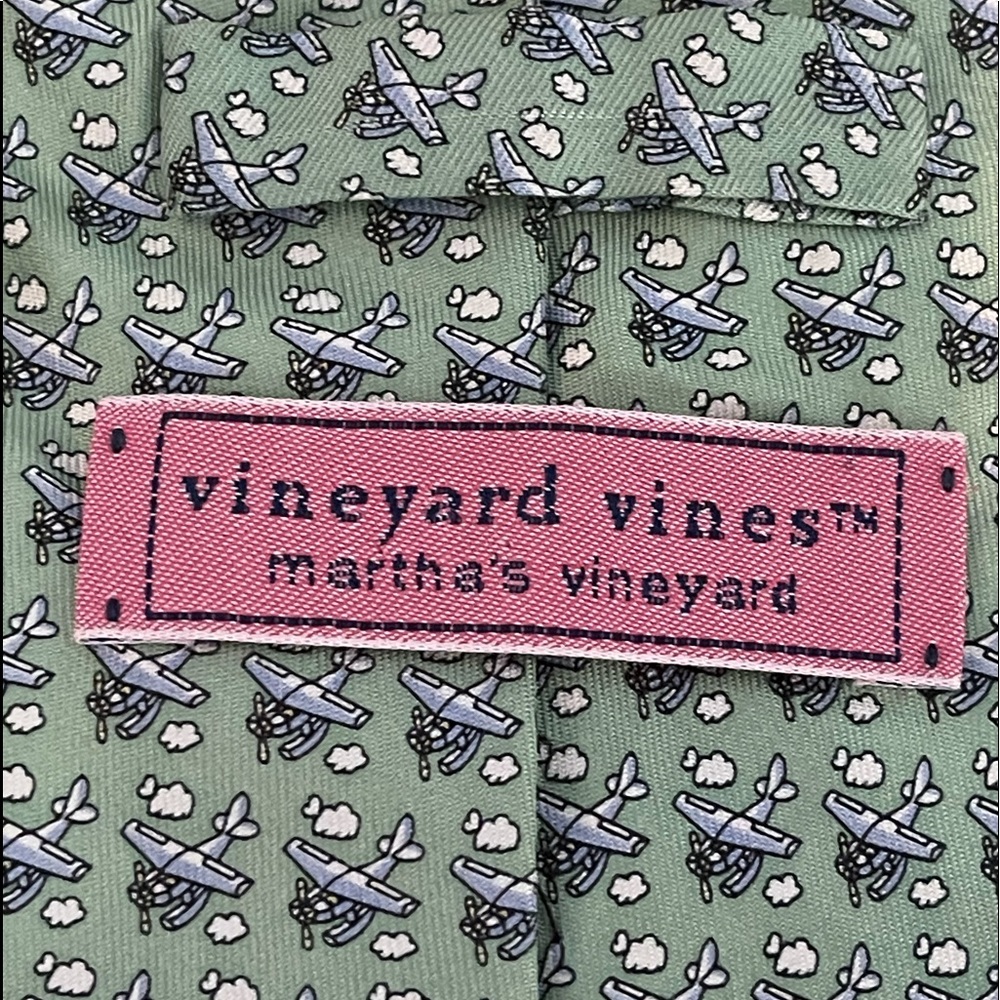 Vineyard Vines men’s tie.